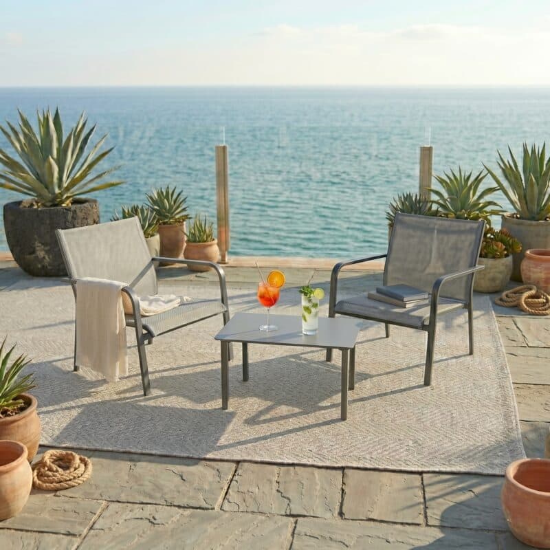 Jati&Kebon "Dransy" Loungesessel mit Loungetisch, Aluminium eisengrau, Textilgewebe silbergrau (Bild KI-generiert)