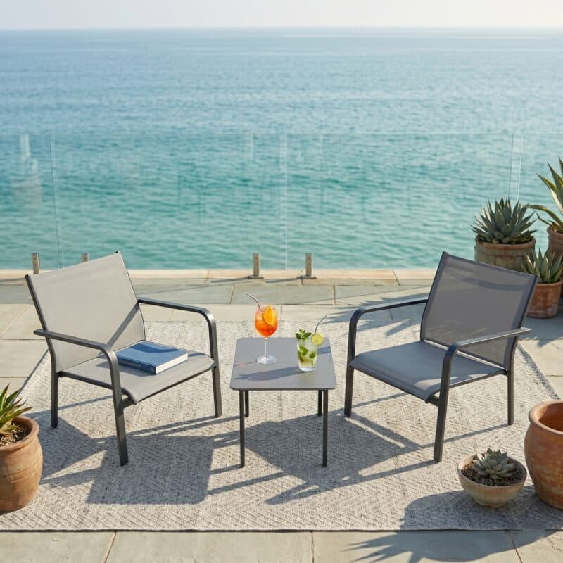 Jati&Kebon "Dransy" Loungesessel mit Loungetisch, Aluminium eisengrau, Textilgewebe silbergrau (Bild KI-generiert)