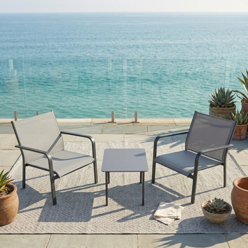 Jati&Kebon "Dransy" Loungesessel mit Loungetisch, Aluminium eisengrau, Textilgewebe silbergrau (Bild KI-generiert)