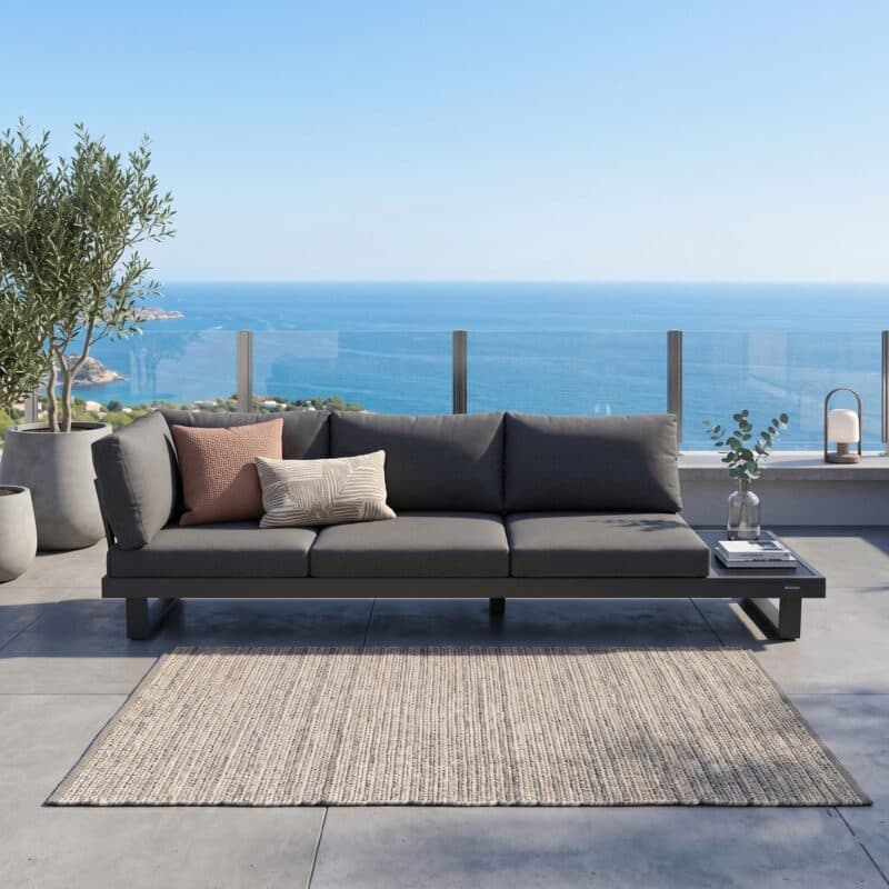 Jati&Kebon "Livio" 3-Sitzer Loungesofa mit zusätzlicher Lehne und Kissen, Alu Eisengrau, Kissen Natté Sooty (Bild KI-generiert)