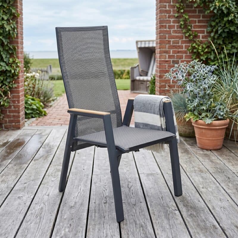 Lesli Living "Amir" Hochlehner, Alu charcoal, Textilgewebe schwarz-grau, Armlehnen Teakholz