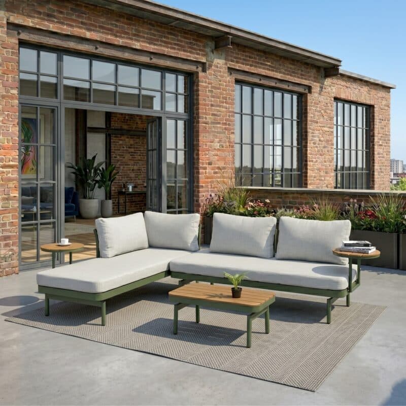 Liadomo "Capri" Lounge, Gestell Aluminium grün, Bespannung grün, Kissen hellgrau, Ablagen Polywood (Bild KI-generiert)