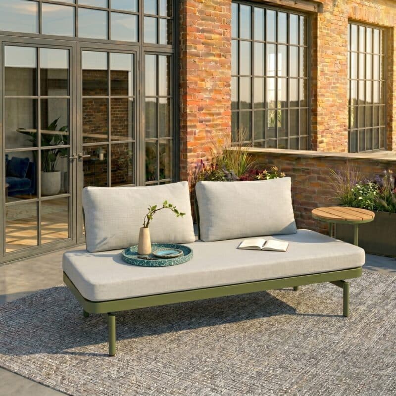 Liadomo "Capri" Lounge, Gestell Aluminium grün, Bespannung grün, Kissen hellgrau, Ablage Polywood (Bild KI-generiert)