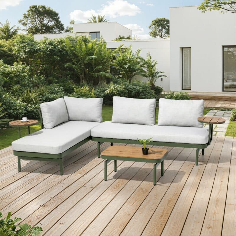 Liadomo "Capri" Lounge, Gestell Aluminium grün, Bespannung grün, Kissen hellgrau, Ablagen Polywood (Bild KI-generiert)