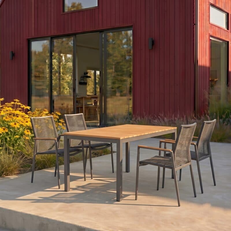 Liadomo Set mit "Scalea" Gartentisch 160x90 cm, Alu anthrazit/Teak & "Mannoli" Stapelstuhl Alu anthrazit, Sitz Textilgewebe, Rückenlehne Rope anthrazit, Armlehnen Teak (Bild KI-generiert)
