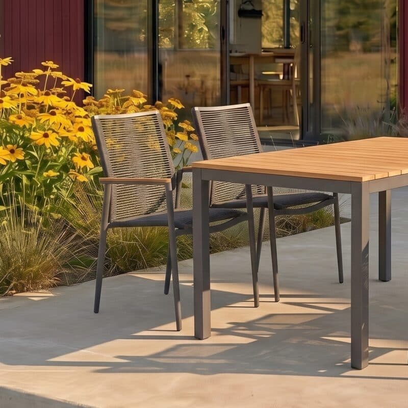 Liadomo Set mit "Scalea" Gartentisch 160x90 cm, Alu anthrazit/Teak & "Mannoli" Stapelstuhl Alu anthrazit, Sitz Textilgewebe, Rückenlehne Rope anthrazit, Armlehnen Teak (Bild KI-generiert)