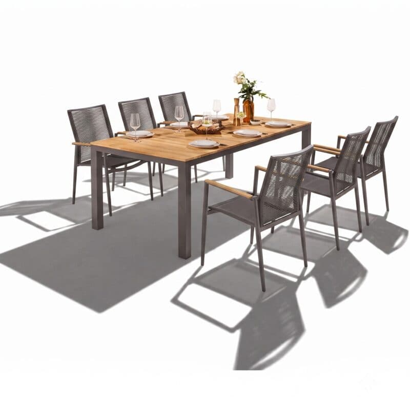Liadomo Gartenmöbel-Set mit "Scalea" Tisch 210x100 cm, Alu anthrazit/Teak & "Mannoli" Stapelstuhl Rückenlehne Rope anthrazit, Armlehnen Teak (Bild KI-generiert)