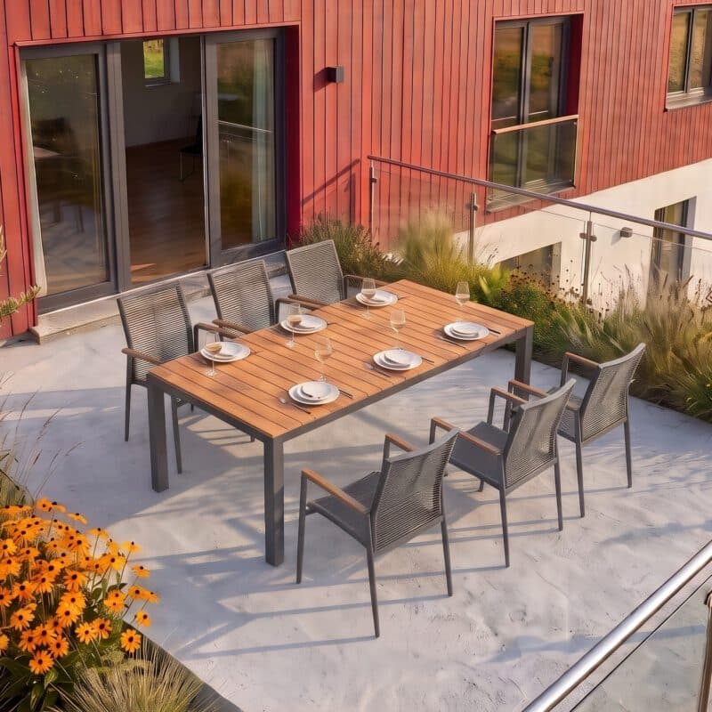 Liadomo Set mit "Scalea" Gartentisch 210x100 cm, Alu anthrazit/Teak & "Mannoli" Stapelstuhl Alu anthrazit, Sitz Textilgewebe, Rückenlehne Rope anthrazit, Armlehnen Teak (Bild KI-generiert)