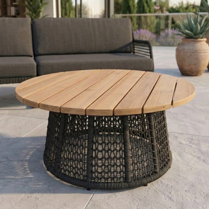 Sonnenpartner "Poison“ Loungetisch, Gestell Aluminium grau, Geflecht Polyrope dunkelgrau, Tischplatte Teak (Bild KI-generiert)