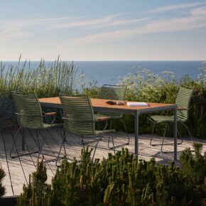 Houe "Click" Gartenstuhl mit hoher Rückenlehne, Stahlgestell grau, Kunststoff-Lamellen olivgrün mit "Four" Gartentisch, Gestell Aluminium grau, Tischplatte Bambus