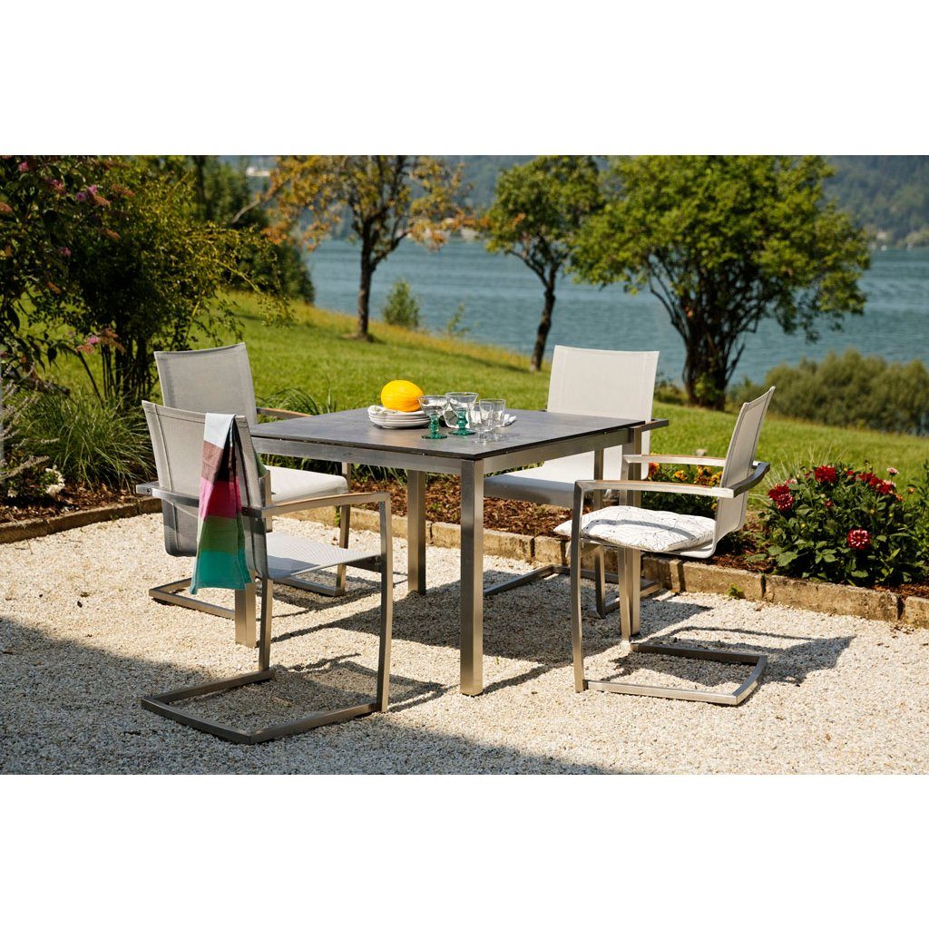 Diamond Garden "Venedig", Freischwinger, Edelstahl, Textilgewebe silber/weiß mit Gartentisch "San Marino", Tischplatte HPL Beton dunkel