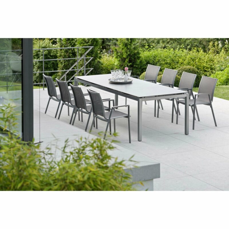 Stern Stapelsessel "Ron", Gestell Alu graphit, Textilgewebe silbergrau, Armlehnen Alu anthrazit und Gartentisch Alu graphit/HPL Vintage grau, 250x100 cm