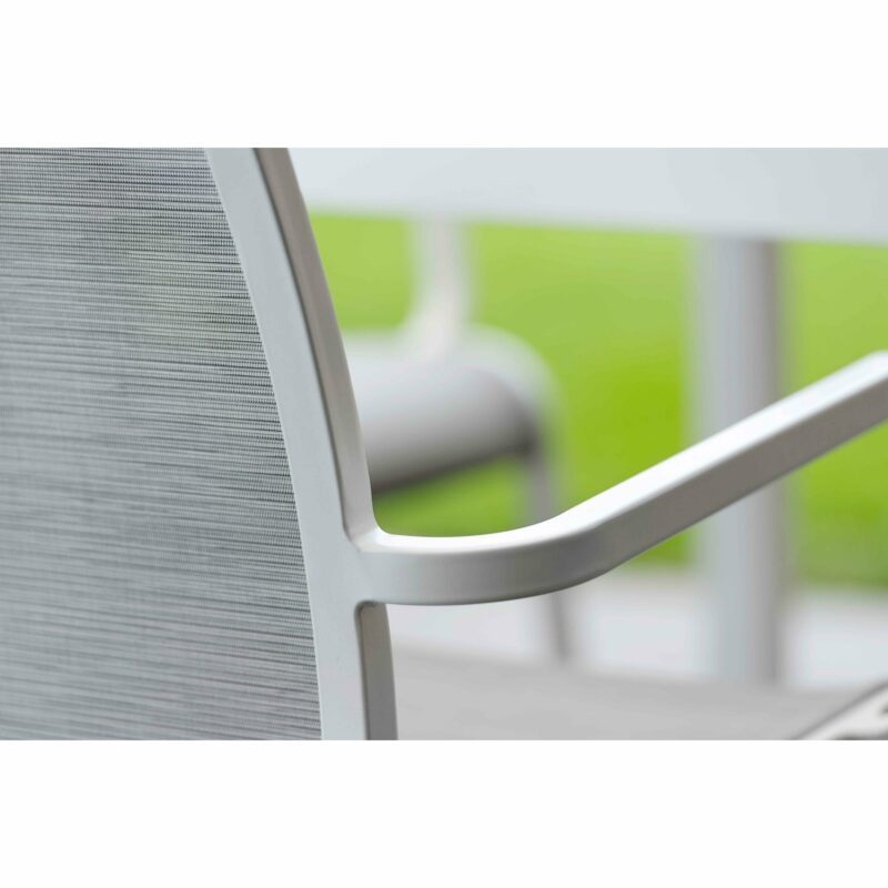 Stern "Oskar" Stapelsessel, Gestell Aluminium weiß, Textilgewebe silber