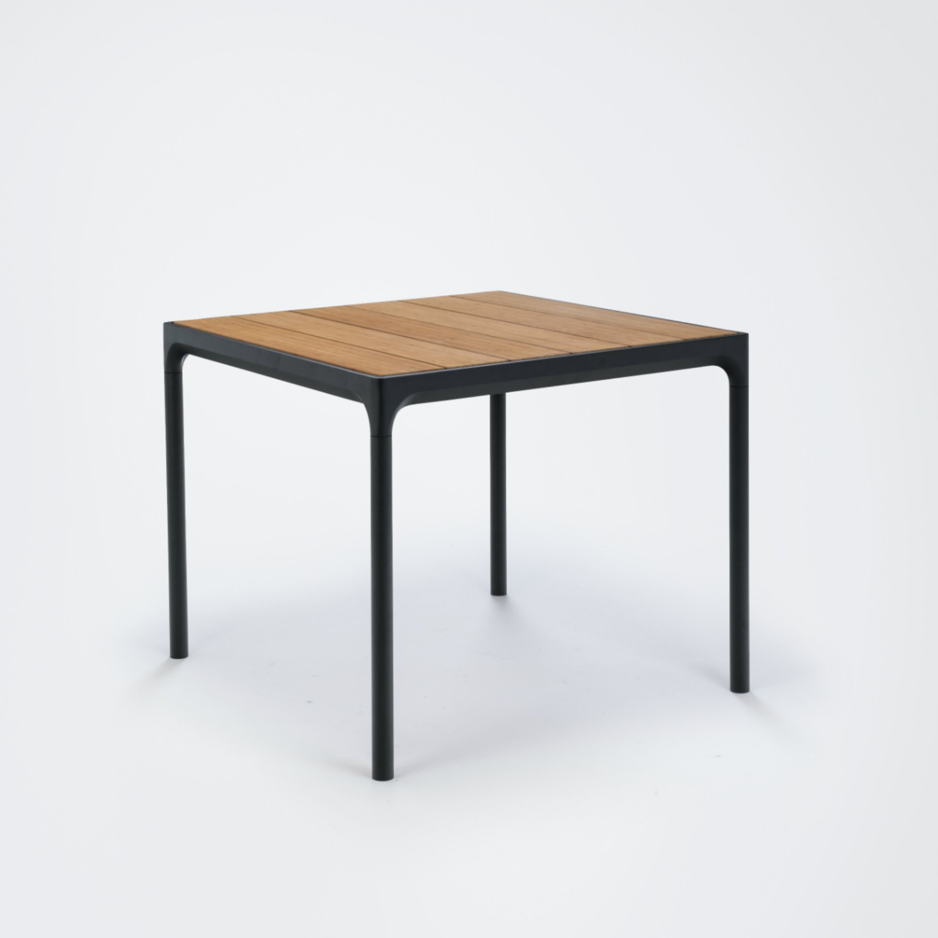 Gartentisch "Four" von Houe, Gestell Aluminium schwarz, Tischplatte Bambus, 90x90 cm