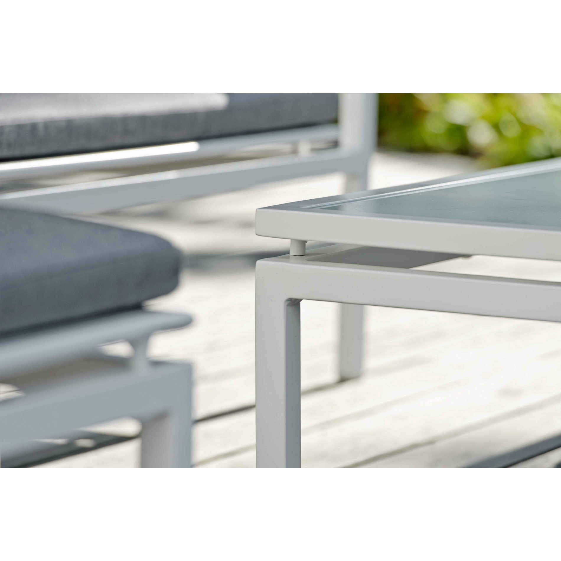Stern "Skelby" Loungeserie, Gestell Aluminium weiß, Sitzflächen-Basis Textilen silber, Auflagen/Kissen seidengrau