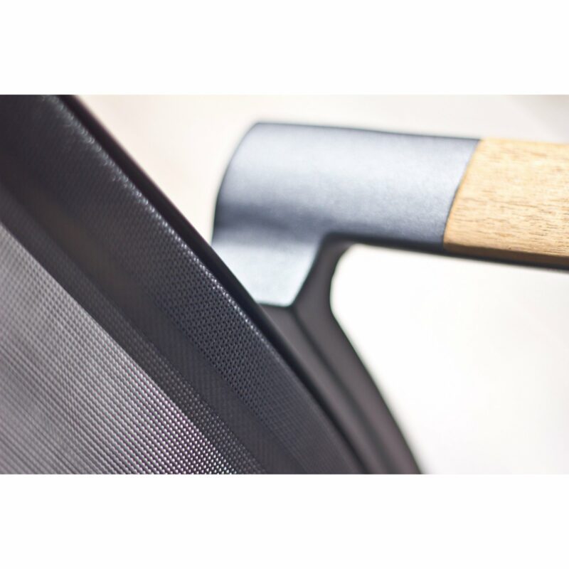Zebra Stapelsessel "Fly", Gestell Aluminium graphite, Teakarmlehnen, Sitzfläche Textilgewebe carbon grey