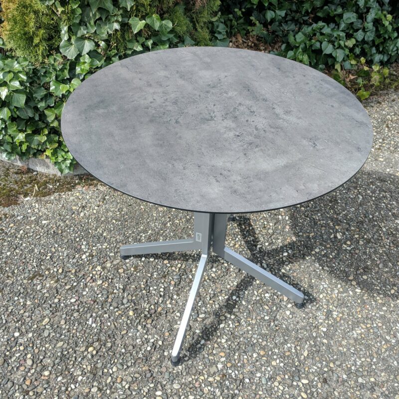 Stern Bistrotisch, Gestell Aluminium graphit, Tischplatte HPL Zement, rund