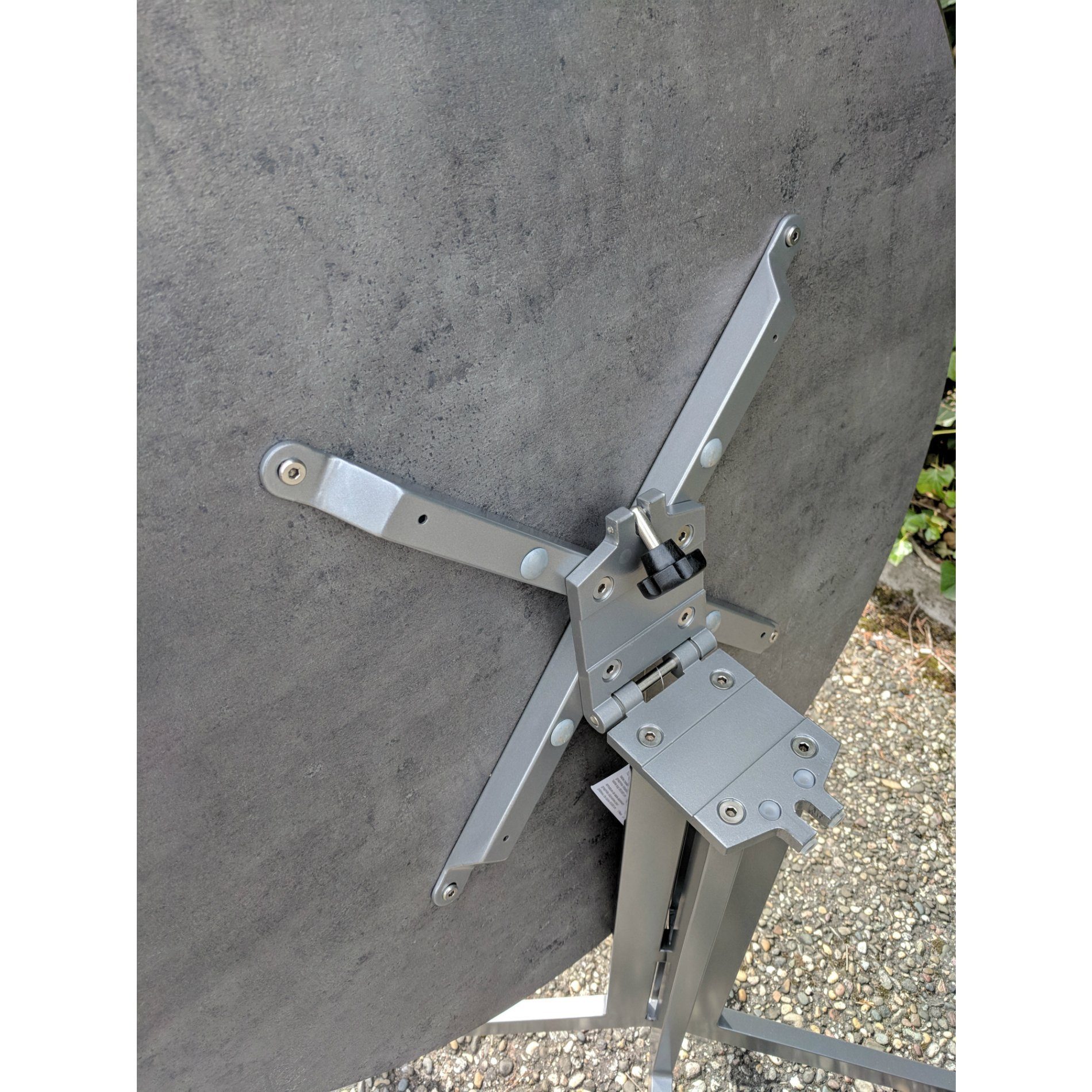Stern Bistrotisch, Gestell Aluminium graphit, Tischplatte HPL Zement, rund