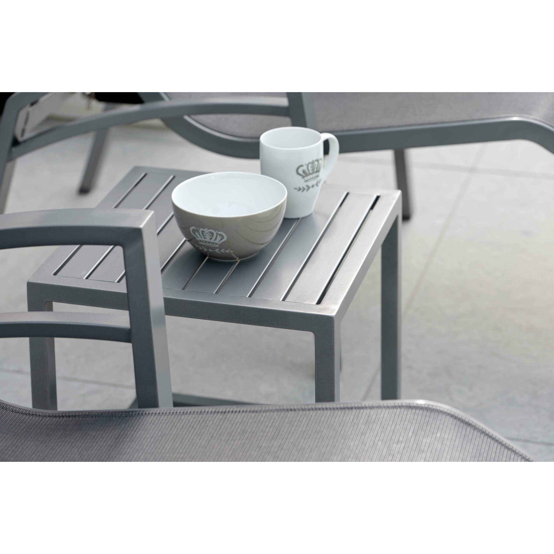 Stern "Robin" Beistelltisch, Gestell und Tischplatte aus Aluminium graphit