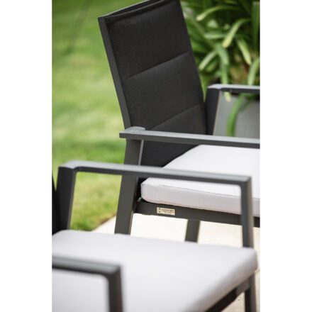 Niehoff "Nancer" Gartenstuhl, Gestell Aluminium anthrazit, Sitz- und Rückenfläche Batyline®-Gewebe schwarz, Sitzkissen Sunproof® Cartenza grau, Detail