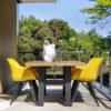 Hartman "Sophie Studio" Organic Chair, Gestell Aluminium carbon black, Sitzschale curry yellow mit "Sophie Yasmani" Gartentisch, Gestell carbon black, Teakplatte