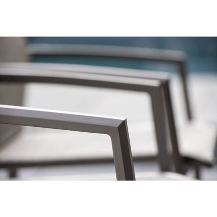 Stern Stapelsessel "Kari", Gestell Aluminium taupe, Textilgewebe kaschmir, Armlehnen Aluminium taupe