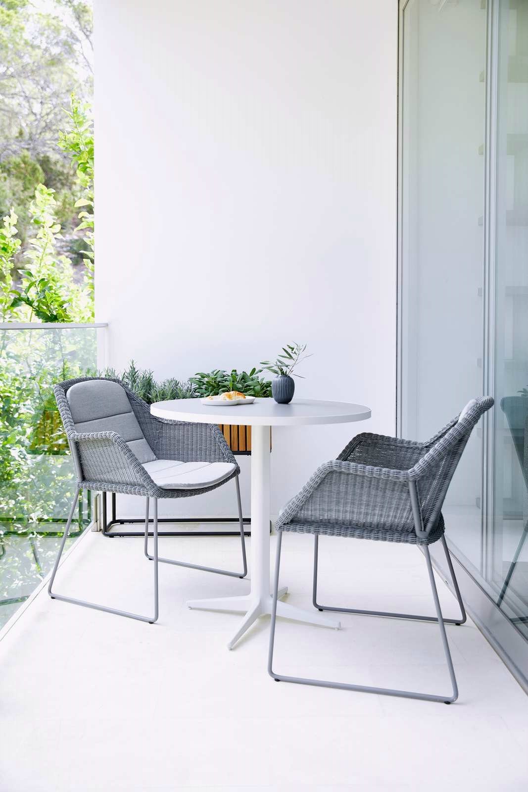 Cane-line "Breeze" Gartenstuhl, Geflecht hellgrau mit Bistrotisch "Drop", Aluminium weiß, Keramikplatte