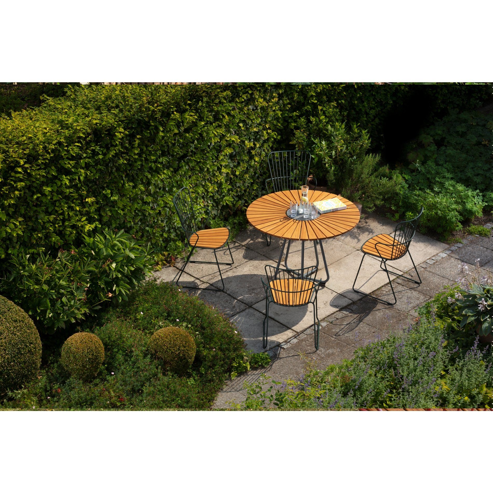 Houe "Circle" Gartentisch mit "Paon" Gartenstühlen