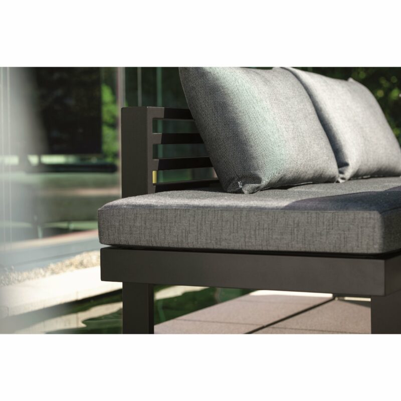 Stern Lounge/Liege "New Holly", Gestell Aluminium schwarz matt, Sitzfläche Textil Leinen grau, Outdoor-Kissen (100% Polyacryl) seidenschwarz mit schnelltrocknendem Schaum