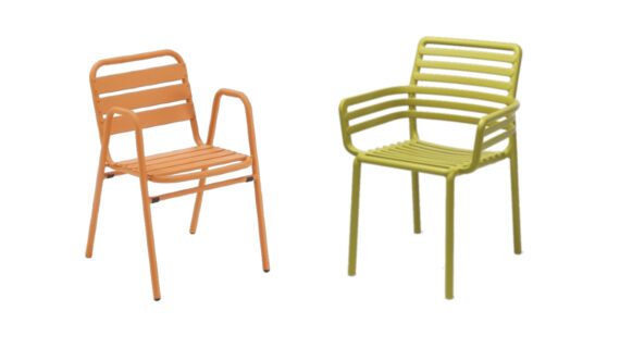 Links Lesina Stapelstuhl in Orange, rechts Doga Gartenstuhl in hellem Grün