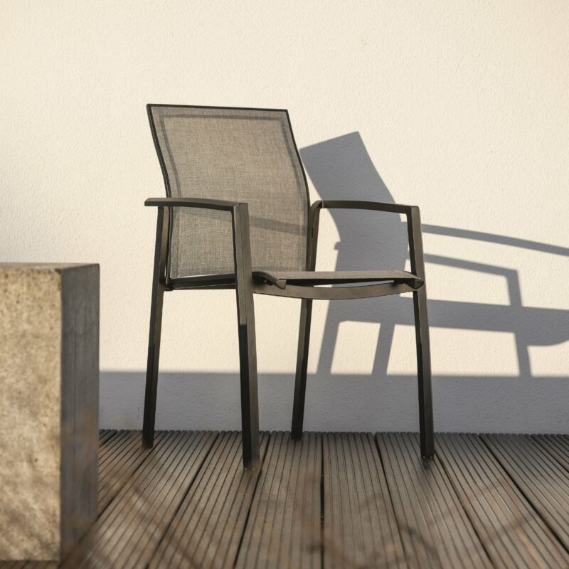 Stern "Kari" Stapelsessel, Gestell Aluminium schwarz matt, Sitzfläche Textilbespannung Leinen grau
