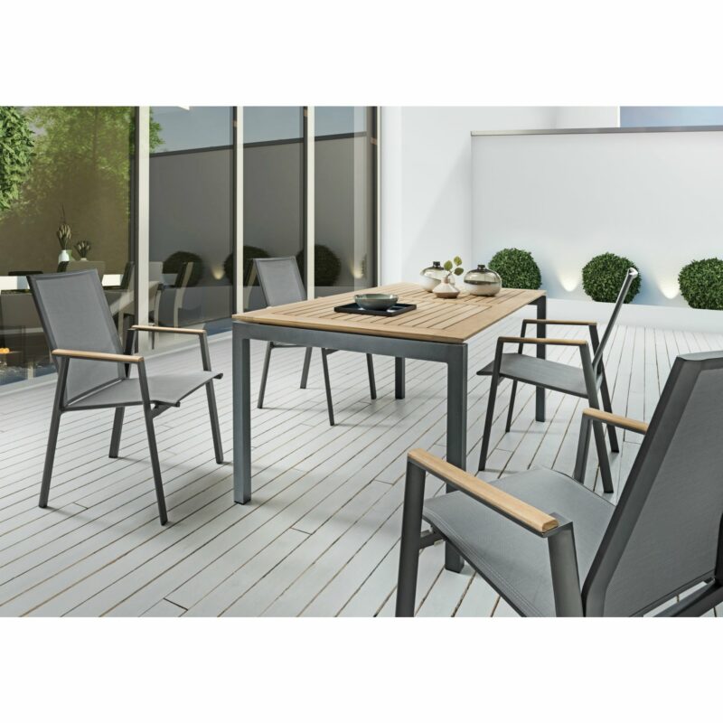 SIT Mobilia Gartentisch "Etna", Alu eisengrau, Tischplatte Teak rahmenverleimt, Stuhl "Merlo", Alu eisengrau, Textilgewebe silber, Armlehnen Teak