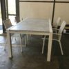 Jati&Kebon Ausziehtisch "Livorno", Alu weiß, Tischplatte HPL Granit hellgrau und Stapelstühle "Sevilla"