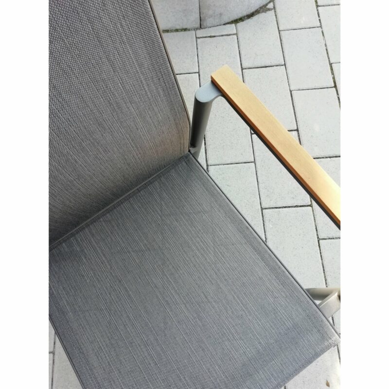 Jati&Kebon Stapelstuhl "Arosa", Gestell Aluminium eisengrau matt, Bespannung Textilgewebe Batyline dark grey, Armlehnen Teakholz