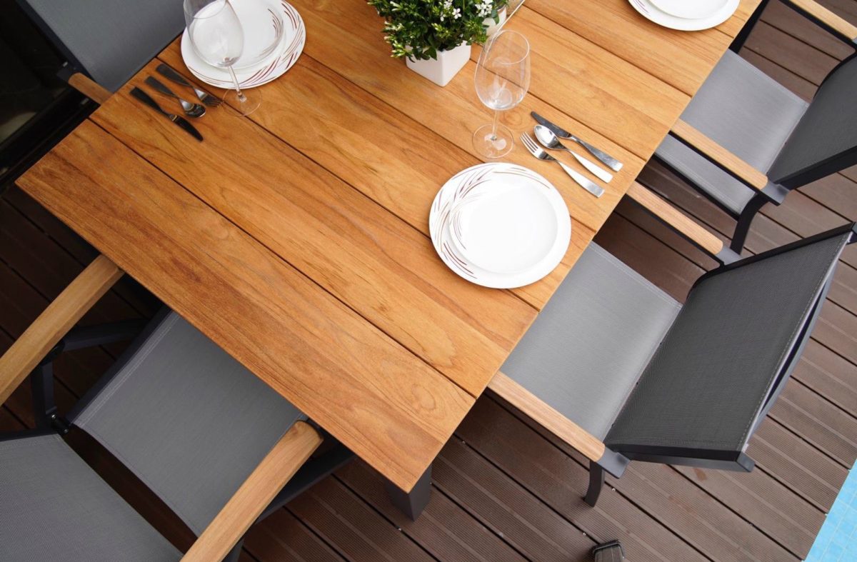 Gartentisch mit Tischplatte aus Teak und passenden Stühlen