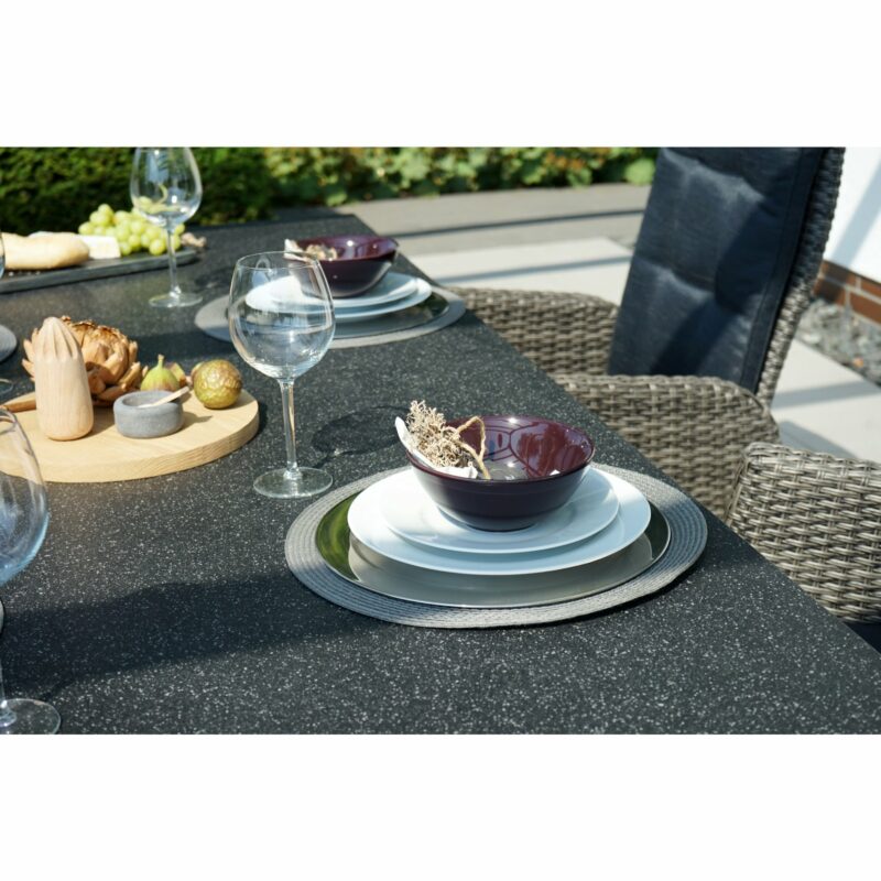 Ploß Diningtisch "Rocking", Geflecht grau-braun meliert, Tischplatte Glas in Steinoptik, Diningsessel "Rocking" (Copyright Ploß & Co.)