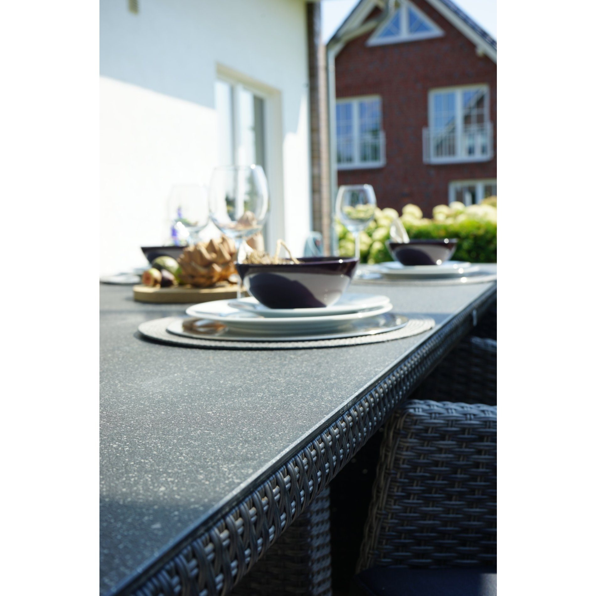 Ploß "Rocking" Diningtisch, Geflecht grau-braun meliert, Tischplatte Glas in Steinoptik (Copyright Ploß & Co.)
