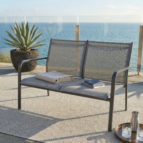 Jati&Kebon "Dransy" Loungesofa, Aluminium eisengrau, Textilgewebe silbergrau (Bild KI-generiert)