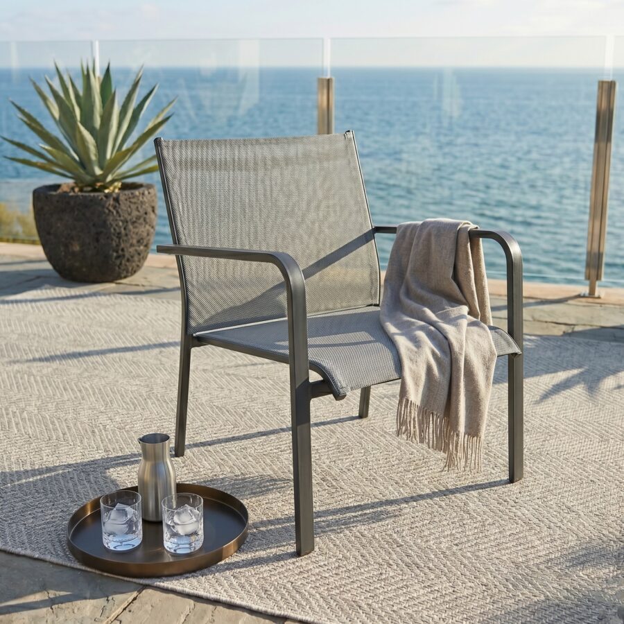 Jati&Kebon "Dransy" Loungesessel, Aluminium eisengrau, Textilgewebe silbergrau (Bild KI-generiert)