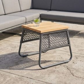 Sonnenpartner "Poison“ Beistelltisch, Gestell Aluminium grau, Geflecht Polyrope dunkelgrau, Tischplatte Teak (Bild KI-generiert)