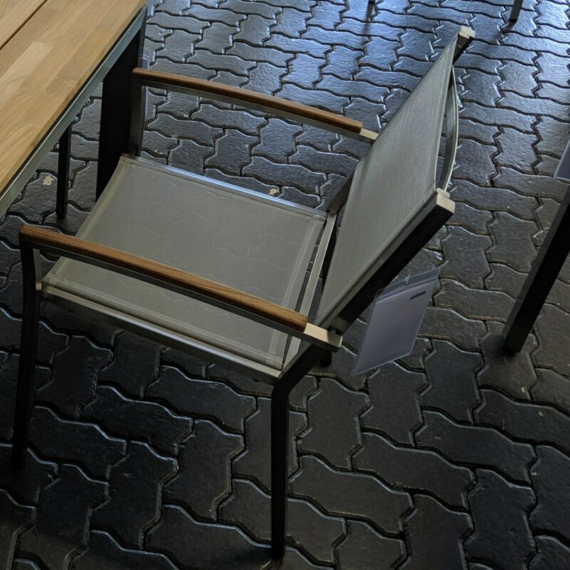 4 Seasons Outdoor "Nexxt" Stapelstuhl, Gestell Edelstahl, Bezug Textilene mid grey, Armlehnen Teak - Ausstellung Lauchringen