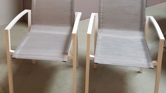 Stern "Evoee" Stapelstuhl, Gestell Aluminium weiß, Sitzfläche Textilgewebe silber, Ausstellung Lauchringen