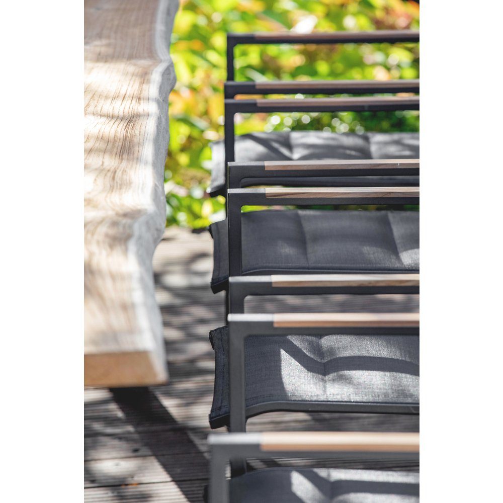 Niehoff "Tavo" Gartentisch, Gestell Aluminium anthrazit, Tischplatte Teakholz mit Baumkante und Stuhl "Nantes"