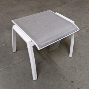 Stern "Kari" Gartenhocker, Gestell Aluminium weiß, Sitzfläche Textilgewebe silber, Ausstellung Karlsruhe