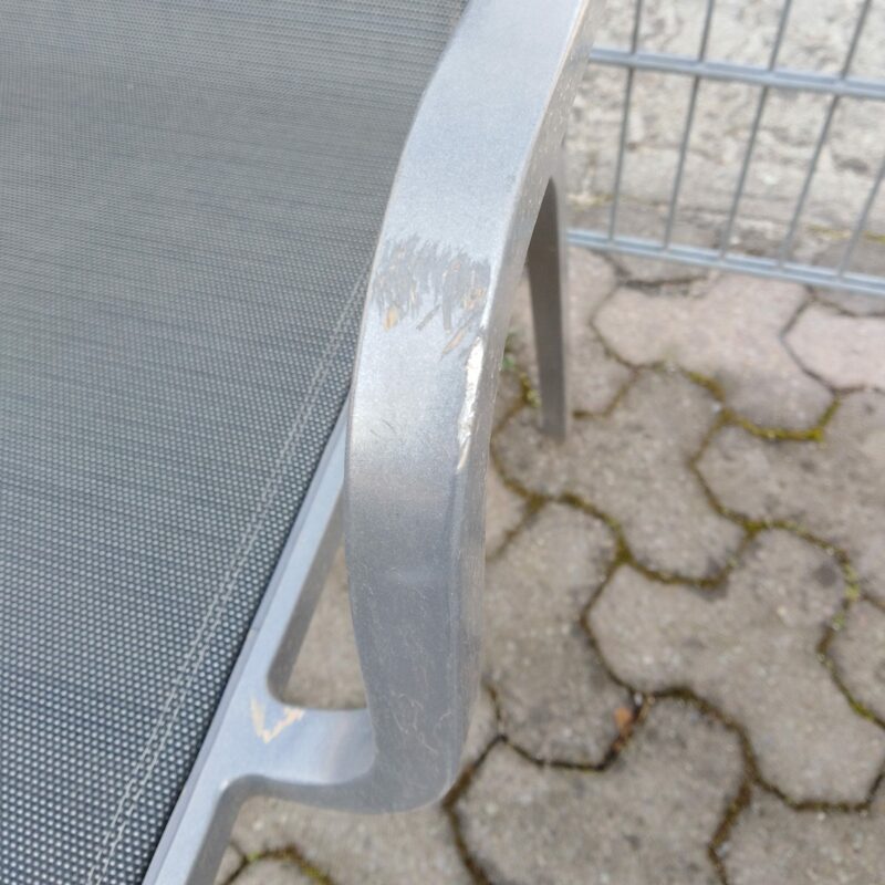 Stern "Oskar" Stapelstuhl, Gestell Aluminium graphit, Sitzfläche Textilgewebe silbergrau, Ausstellung Karlsruhe