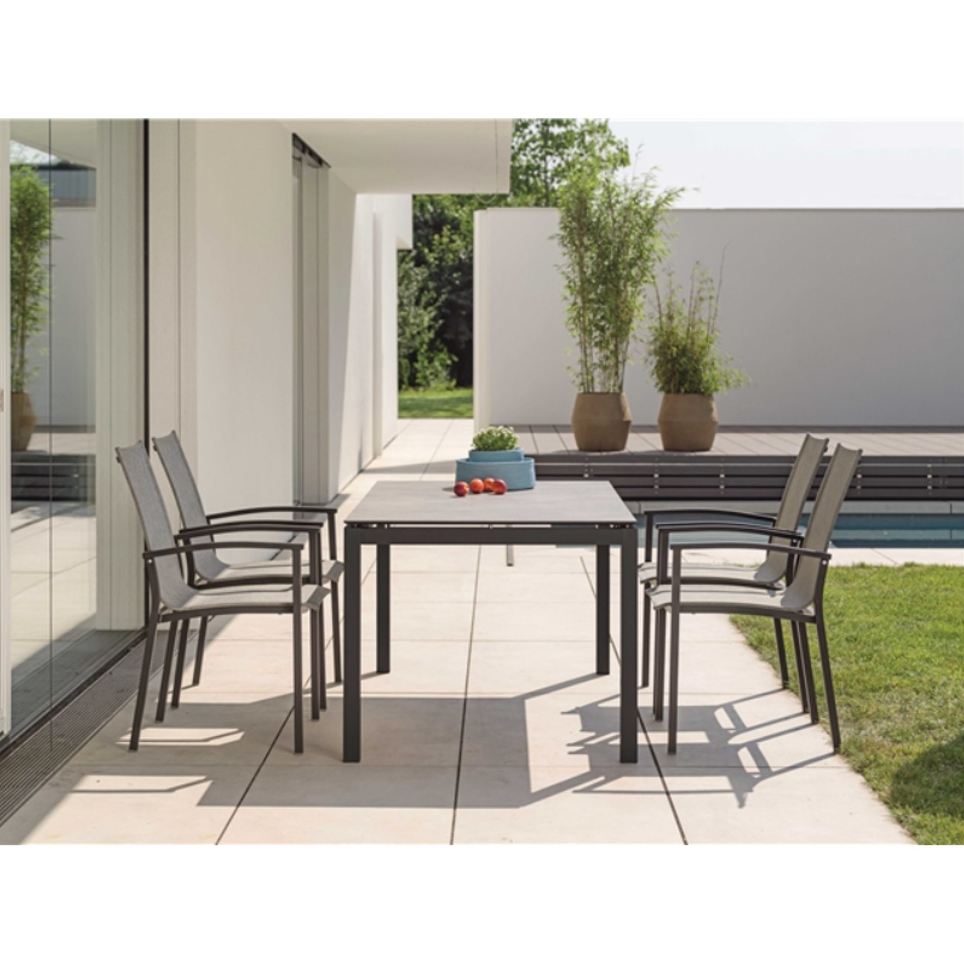 Gartenmöbel-Set mit Stapelsessel "Evoee", Textilen Leinen grau und Gartentisch 160x90 cm, HPL Vintage Stone, Gestelle Aluminium schwarz matt
