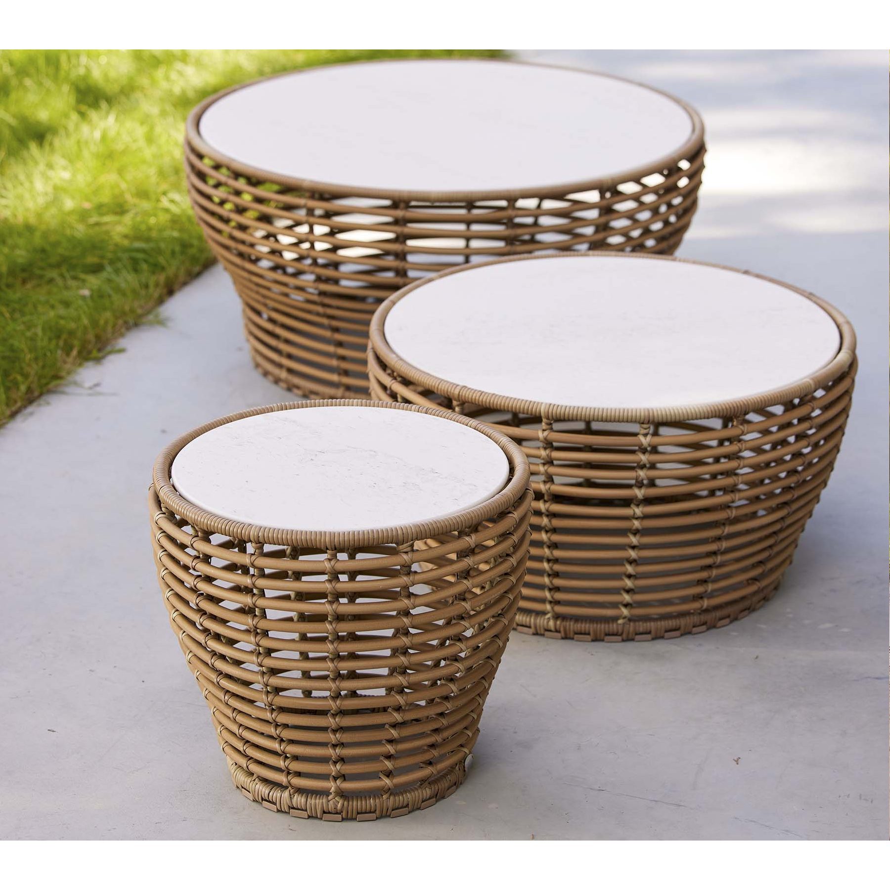 Cane-line "Basket" Loungetisch, Geflecht natur, Tischplatte Keramik Travertin-Optik