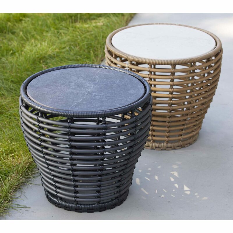 cane-line-basket-loungetisch-klein-geflecht-natur-graphit-platte-keramik-travertinoptik-schwarz