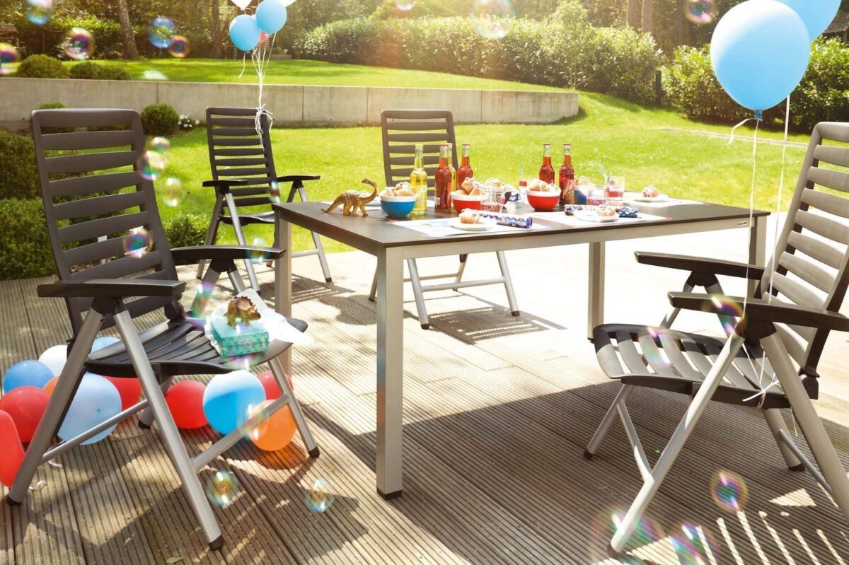 Gartentisch und -stühle von Kettler bei einer Party draußen mit Luftballons