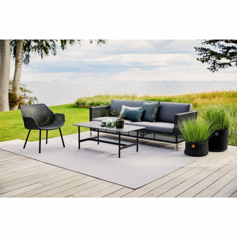 Cane-line "Connect" Loungesofa, "Vibe" Loungesessel, "Twist" Loungetisch und "Dot" Outdoor-Teppich multicolour